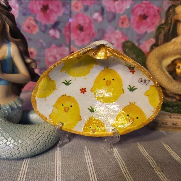 DECOUPAGE EASTER CLAM SHELL  - Picture 1 of 7
